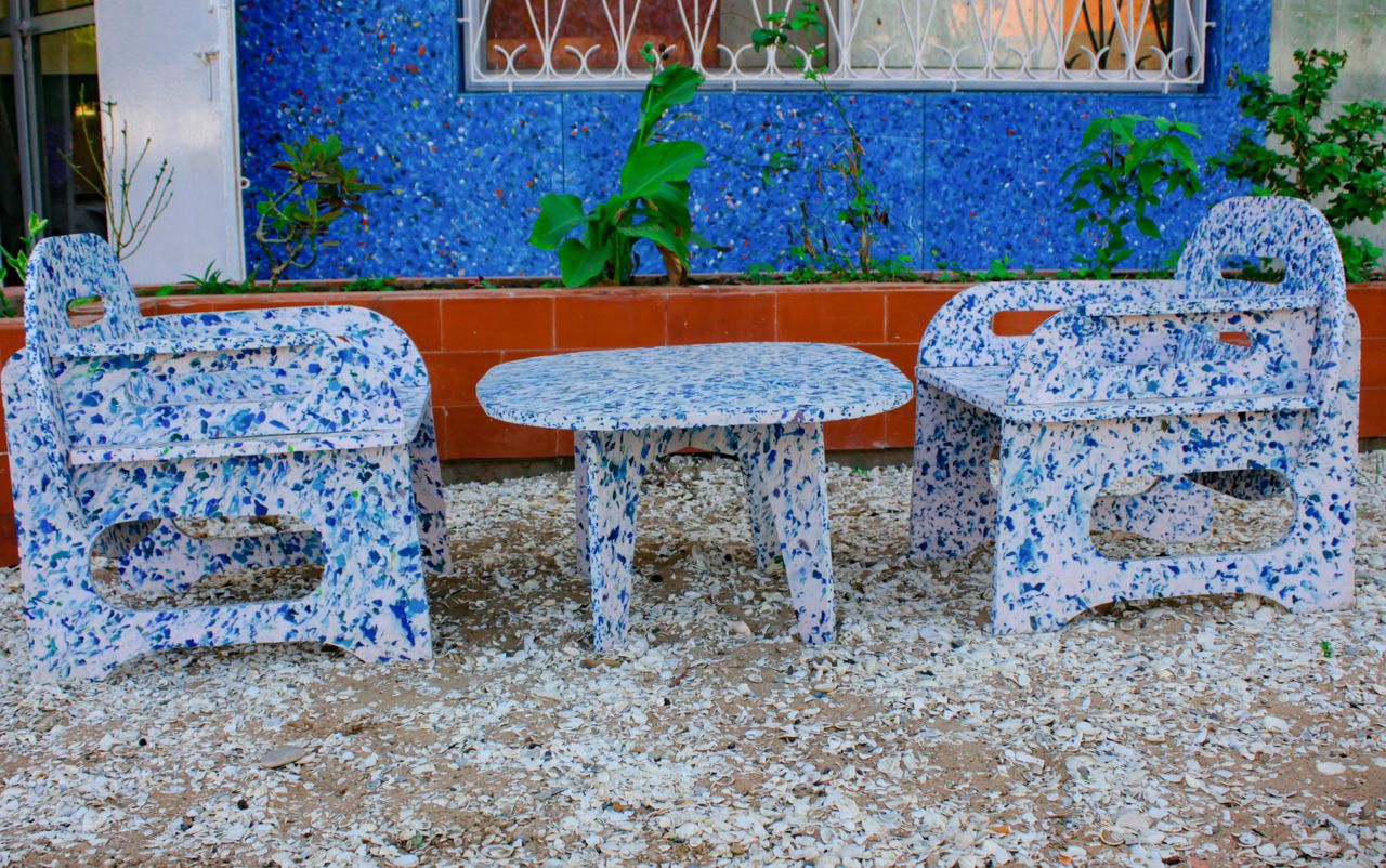 Ensemble Téranga : chaises et table basse en plastique recyclé